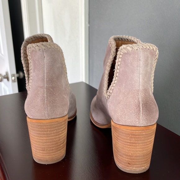 Gorgeous like new lilac suede rustic Frye booties!  Size 5.5. Worn 2 times. - Picture 3 of 5